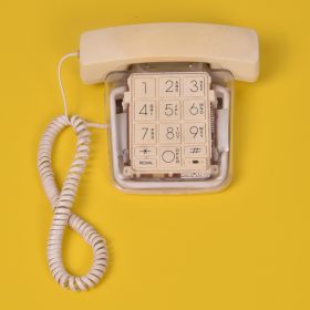 telephone-vintage-filaire-a-touche